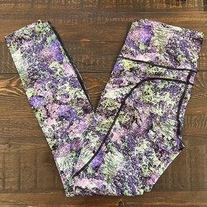 Lululemon Fast & Free 7/8 Tight II *Nulux 25"
Vivid Vision Multi Black